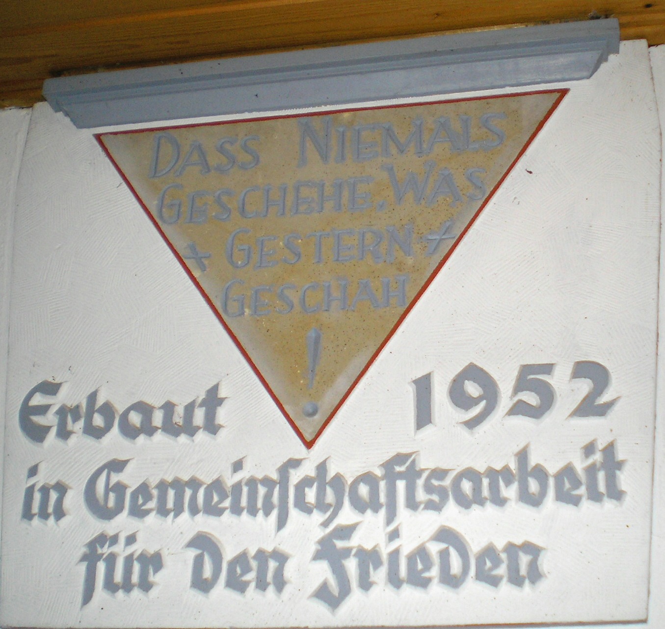 Foto Gedenktafel Heideruh "dass niemals geschehe was gestern geschah"