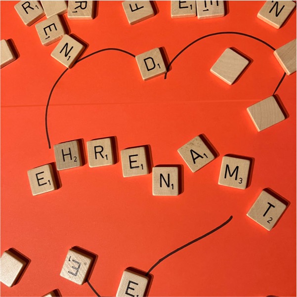 Scrabble Buchstaben die das Wort "Ehrenamt" bilden