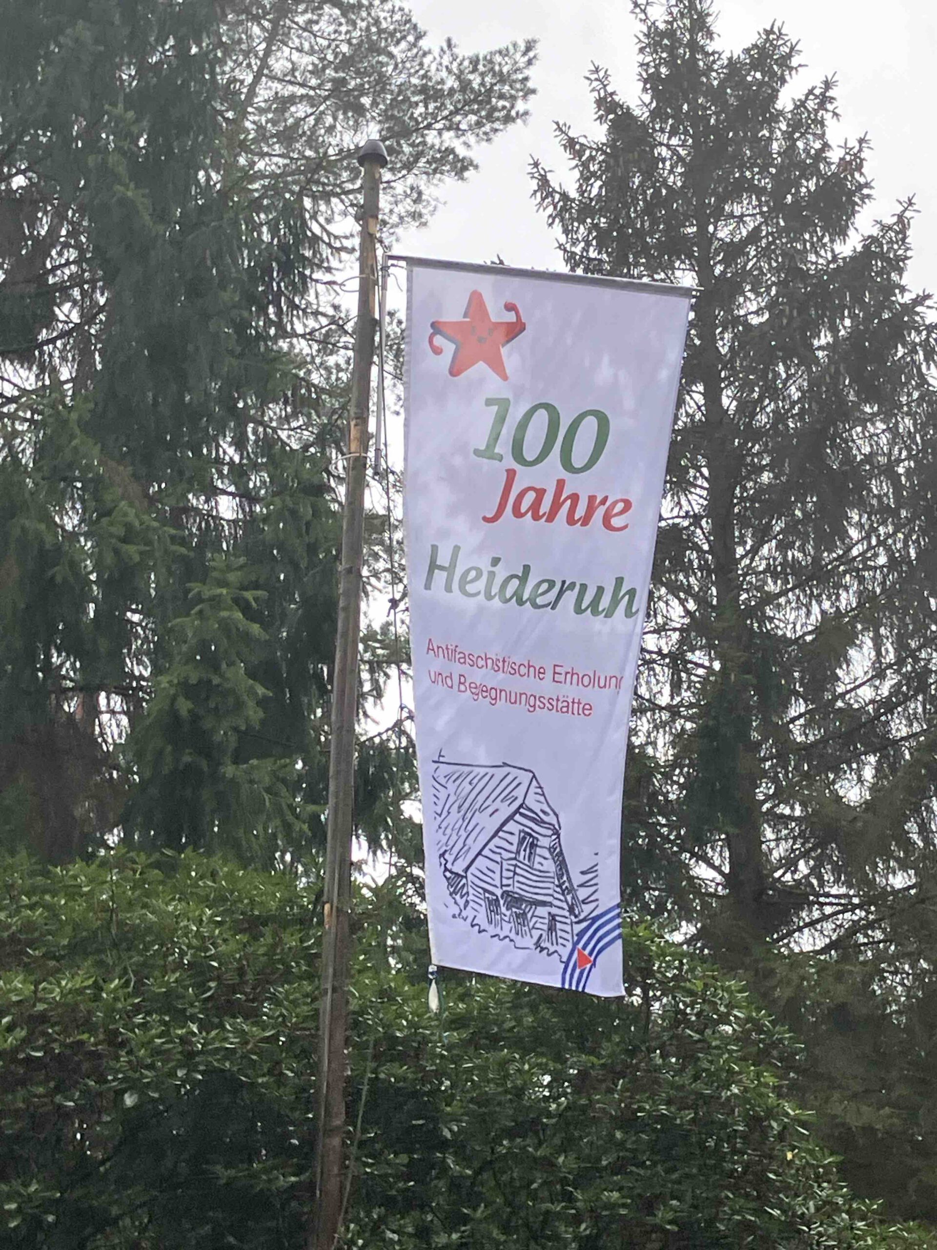 Die neue Fahne hängt in Heideruh