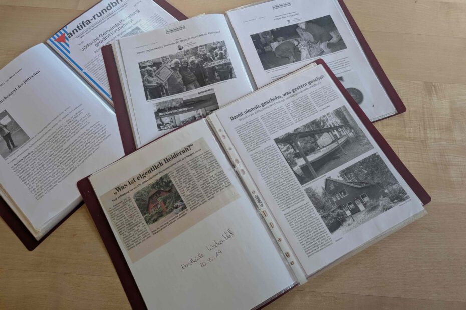 Pressespiegel im Laufe der Zeit. Fotos von Mappen.