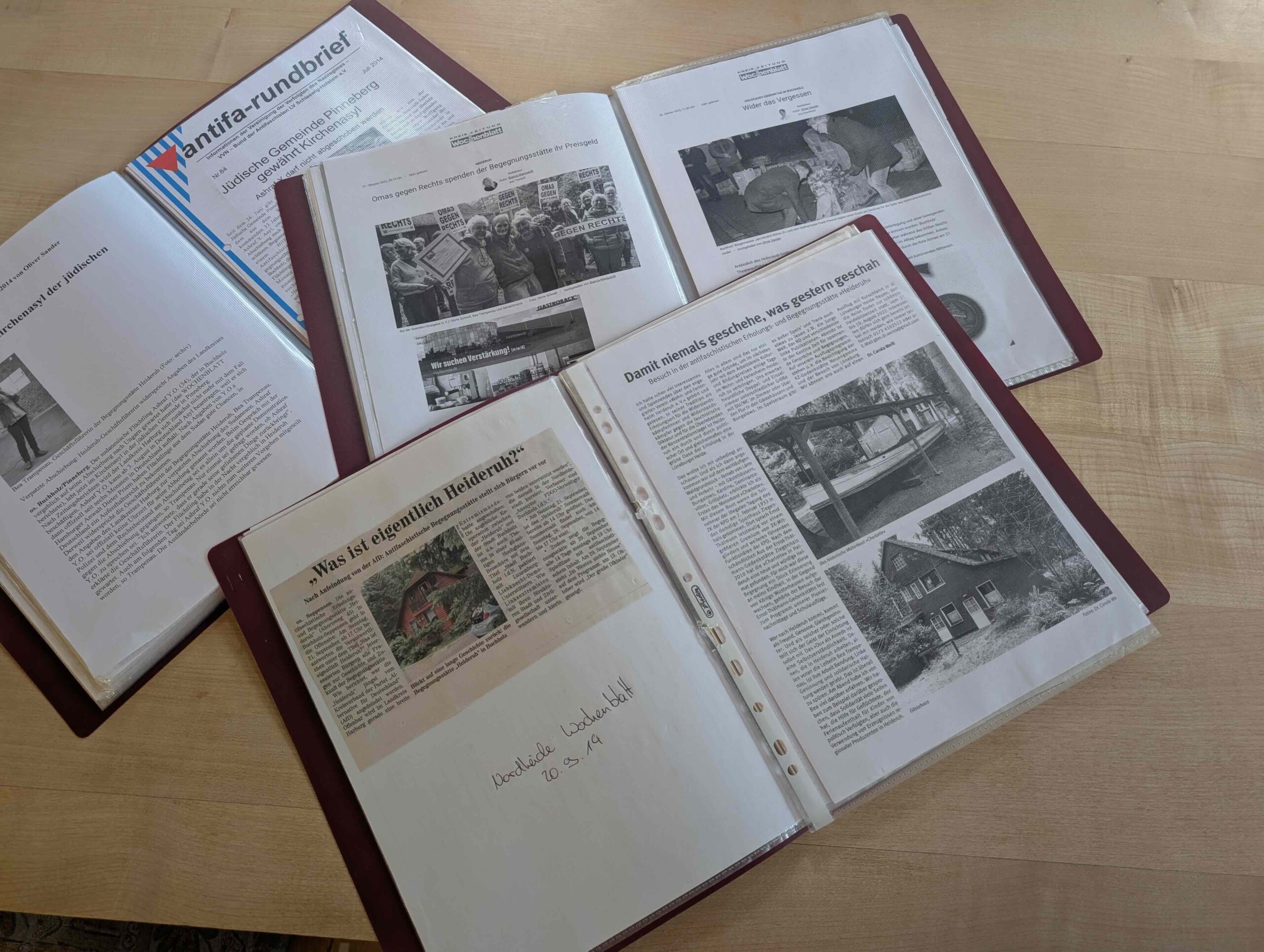 Pressespiegel im Laufe der Zeit. Fotos von Mappen.