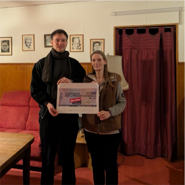 Foto Scheckübergabe mit Bea Trampenau und Jorrit Bosch (Linke)