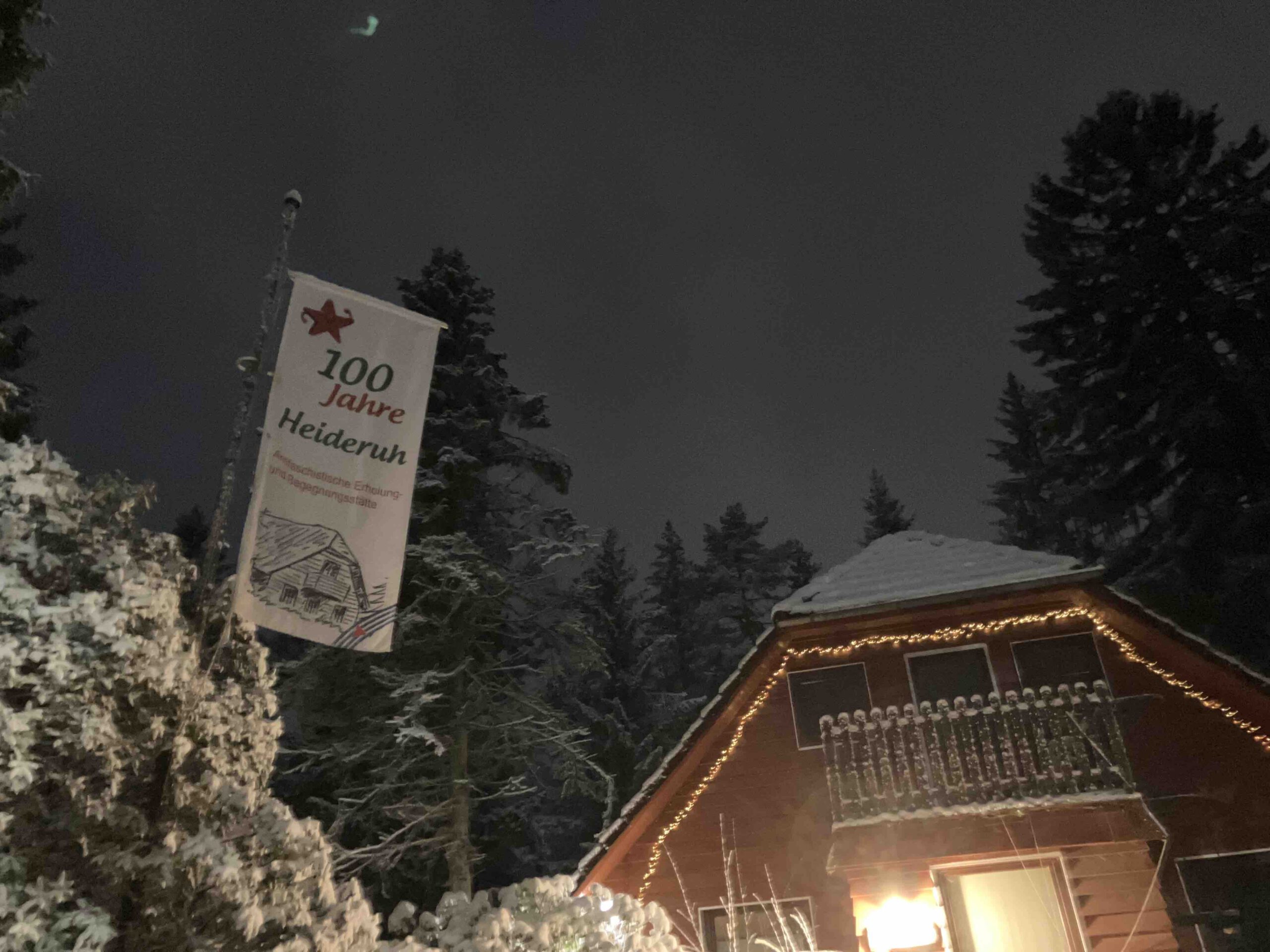 Schneebedecktes Haupthaus mit der neuen Fahne im Vordergrund