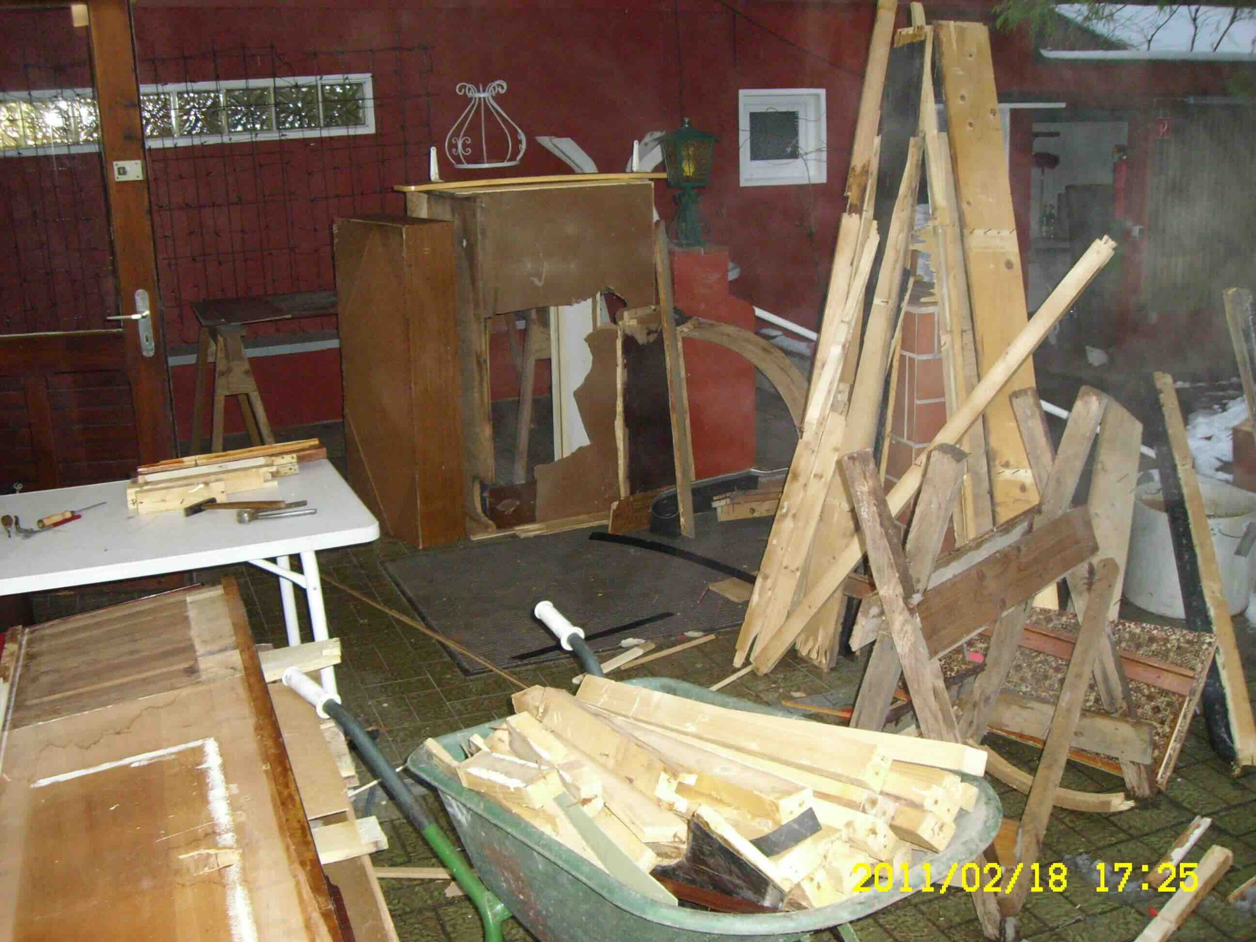 Bauwochen in Heideruh. Bild zeigt zerlegten Tresen.