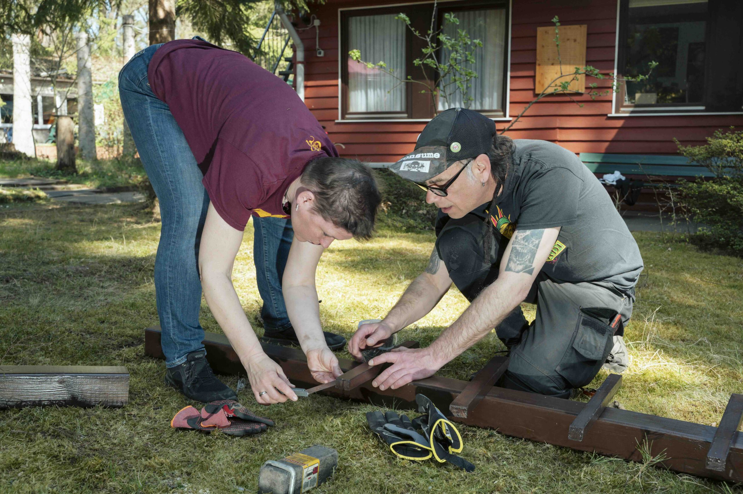 Bauwochen in Heideruh. Bild zeigt zwei Menschen am Boden arbeitend.