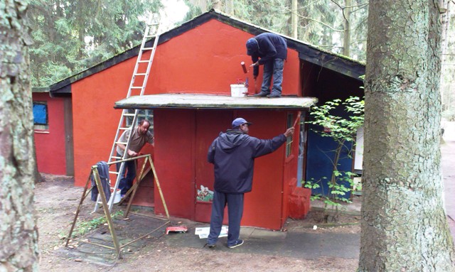 Bauwochen in Heideruh. Bild zeigt Männer die eine Wand streichen.