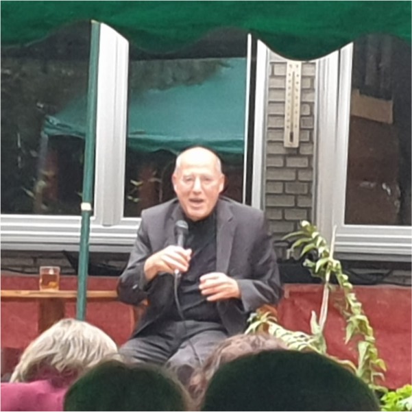 Gysi in Heideruh vortragend auf der Terrasse