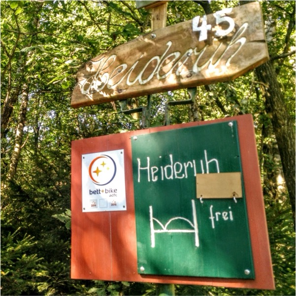 Einfahrt zu Heideruh Schild. Text Heideruh Bett frei