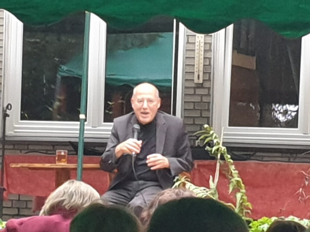 Gysi in Heideruh vortragend auf der Terrasse