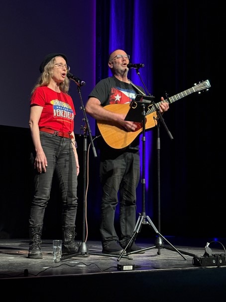 Heideruh Empore Veranstaltung 19.04.2026, Bild zeigt Musiker/in David Rovics und Kamala Emanuel (Norma/John)