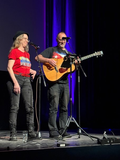 Heideruh Empore Veranstaltung 19.04.2026, Bild zeigt Musiker/in David Rovics und Kamala Emanuel (Norma/John)