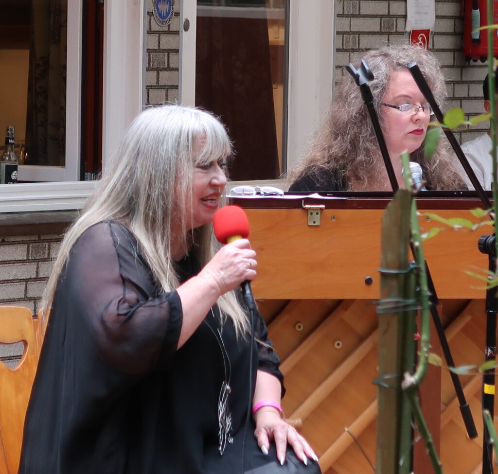 Gina und Frauke Pietsch auf einem Sommerfest in Heideruh