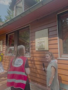 Sommerfest Heideruh. Der Nachmittag: Übergabe des VVN Geschenks
